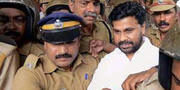 നടിയെ ആക്രമിച്ച കേസില് ദിലീപിന്റെ ഡ്രൈവര് അപ്പുണ്ണി കൂറുമാറി നടിയെ ആക്രമിച്ച കേസില് ദിലീപിന്റെ ഡ്രൈവര് അപ്പുണ്ണി കൂറുമാറി