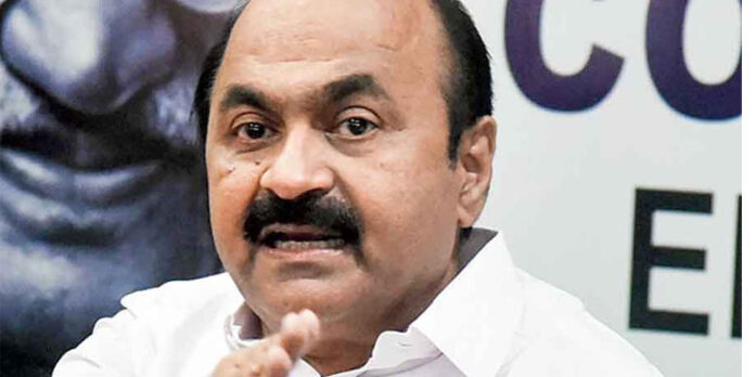 കമ്മ്യൂണിസ്റ്റ് നേതാക്കള് സ്പോണ്സര് ചെയ്യുന്ന കുട്ടിക്രിമിനലുകളുടെ കൂടാരമാക്കി കലാലയങ്ങള് മാറി : വി.ഡി സതീശന് കമ്മ്യൂണിസ്റ്റ് നേതാക്കള് സ്പോണ്സര് ചെയ്യുന്ന കുട്ടിക്രിമിനലുകളുടെ കൂടാരമാക്കി കലാലയങ്ങള് മാറി : വി.ഡി സതീശന്