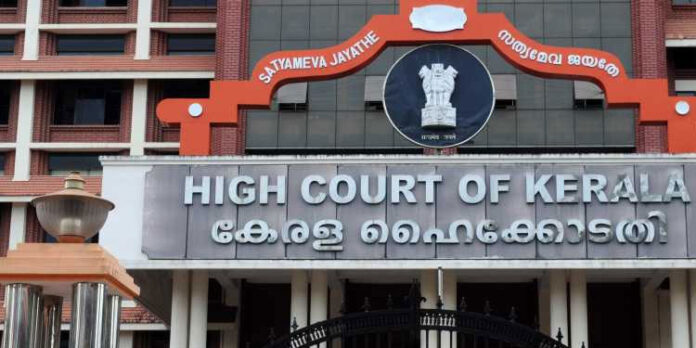 വീടുവിട്ടിറങ്ങിയ പെണ്മക്കളെ കണ്ടെത്തിയ ശേഷം അവരെ പീഡിപ്പിച്ചെന്ന കള്ളക്കേസില് ഹൈക്കോടതി ഇടപെടല് വീടുവിട്ടിറങ്ങിയ പെണ്മക്കളെ കണ്ടെത്തിയ ശേഷം അവരെ പീഡിപ്പിച്ചെന്ന കള്ളക്കേസില് ഹൈക്കോടതി ഇടപെടല്