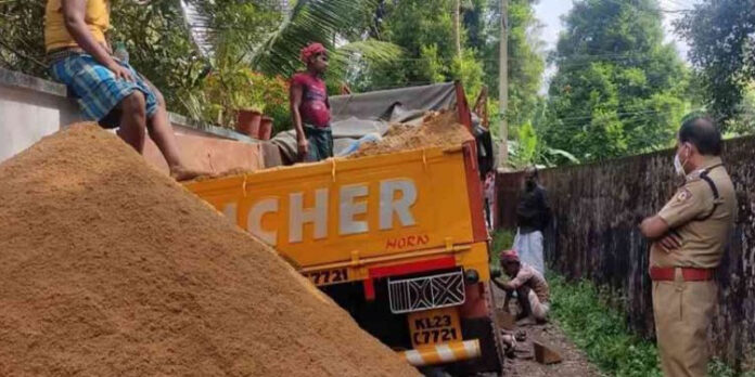 മിനി ലോറി തകരാറിലായി ; മണല് കടത്തുകാര് പോലീസ് പിടിയില് മിനി ലോറി തകരാറിലായി ; മണല് കടത്തുകാര് പോലീസ് പിടിയില്
