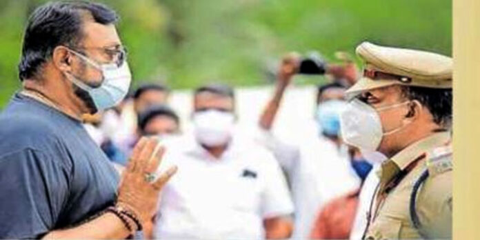 പോലീസുകാര് ആരെയൊക്കെ സല്യൂട്ട് ചെയ്യണം : പുതിയ മാര്ഗരേഖ പോലീസുകാര് ആരെയൊക്കെ സല്യൂട്ട് ചെയ്യണം : പുതിയ മാര്ഗരേഖ