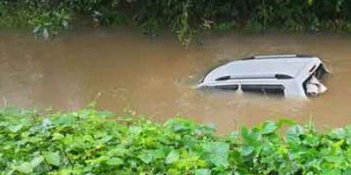 പത്തനംതിട്ടയില് പ്രളയസമാനം ; തോട്ടില് വീണ് കാറില് നിന്ന് യാത്രക്കാരെ രക്ഷപ്പെടുത്തി – പമ്പാസ്നാനം അനുവദിക്കില്ല പത്തനംതിട്ടയില് പ്രളയസമാനം ; തോട്ടില് വീണ് കാറില് നിന്ന് യാത്രക്കാരെ രക്ഷപ്പെടുത്തി – പമ്പാസ്നാനം അനുവദിക്കില്ല