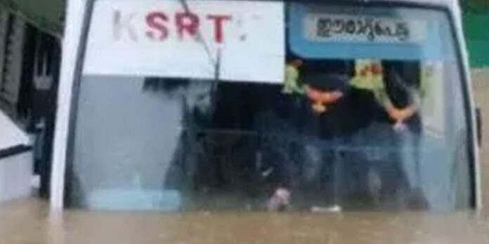 പൂഞ്ഞാറില് യാത്രക്കാരുമായി പോയ കെ.എസ്.ആര്.ടി.സി ബസ് വെള്ളത്തില് മുങ്ങി പൂഞ്ഞാറില് യാത്രക്കാരുമായി പോയ കെ.എസ്.ആര്.ടി.സി ബസ് വെള്ളത്തില് മുങ്ങി