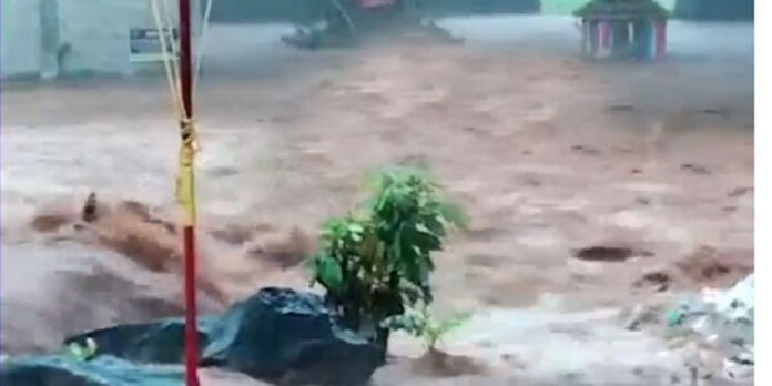 മണിമലയില് ദുരിതം പെയ്യുന്നു ; പത്തിലേറെ കുടുംബങ്ങള് ഒറ്റപ്പെട്ടു മണിമലയില് ദുരിതം പെയ്യുന്നു ; പത്തിലേറെ കുടുംബങ്ങള് ഒറ്റപ്പെട്ടു