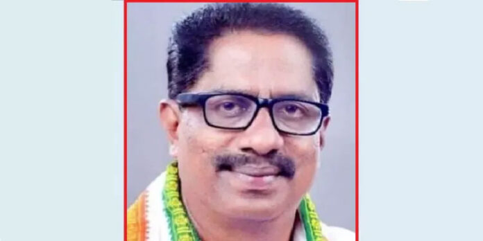 തൃശൂര് ഡി.സി.സി സെക്രട്ടറിയെ വീടിനകത്ത് തൂങ്ങി മരിച്ച നിലയില് കണ്ടെത്തി തൃശൂര് ഡി.സി.സി സെക്രട്ടറിയെ വീടിനകത്ത് തൂങ്ങി മരിച്ച നിലയില് കണ്ടെത്തി
