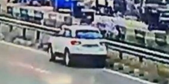 അമിത വേഗതയില് എത്തിയ പോലീസ് വാഹനം ഇടിച്ച് ഒരു സ്ത്രീ മരിച്ചു അമിത വേഗതയില് എത്തിയ പോലീസ് വാഹനം ഇടിച്ച് ഒരു സ്ത്രീ മരിച്ചു