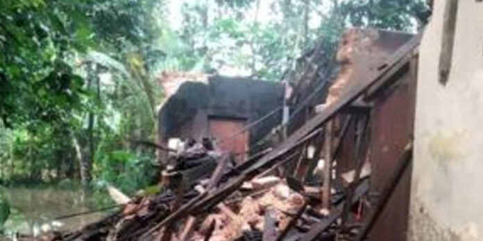 മാന്നാറില് ശക്തമായ മഴയില് വീടിന്റെ ഒരു ഭാഗം തകര്ന്നുവീണു മാന്നാറില് ശക്തമായ മഴയില് വീടിന്റെ ഒരു ഭാഗം തകര്ന്നുവീണു