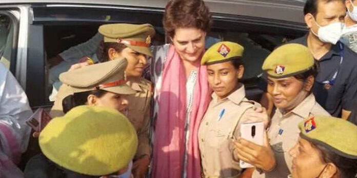 പ്രിയങ്കാ ഗാന്ധിക്കൊപ്പം സെല്ഫിയെടുത്ത വനിതാ പോലീസുകാര്ക്കെതിരെ ശക്തമായ നടപടി പ്രിയങ്കാ ഗാന്ധിക്കൊപ്പം സെല്ഫിയെടുത്ത വനിതാ പോലീസുകാര്ക്കെതിരെ ശക്തമായ നടപടി
