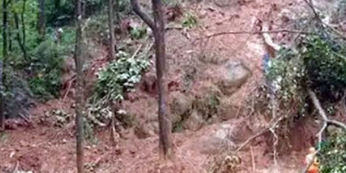 ഉരുള്പൊട്ടല് സാധ്യത കോഴിക്കോട്ടും ; കുടുംബങ്ങളെ മാറ്റി താമസിപ്പിക്കാന് നിര്ദേശം ഉരുള്പൊട്ടല് സാധ്യത കോഴിക്കോട്ടും ; കുടുംബങ്ങളെ മാറ്റി താമസിപ്പിക്കാന് നിര്ദേശം
