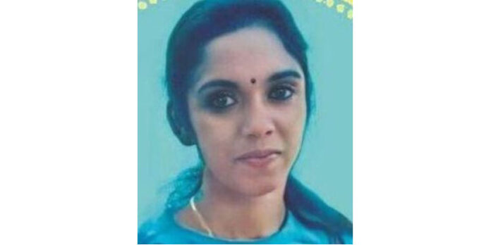 ബിരുദ വിദ്യാര്ത്ഥിനിയെ ബന്ധുവീട്ടില് തൂങ്ങി മരിച്ച നിലയില് കണ്ടെത്തി ബിരുദ വിദ്യാര്ത്ഥിനിയെ ബന്ധുവീട്ടില് തൂങ്ങി മരിച്ച നിലയില് കണ്ടെത്തി