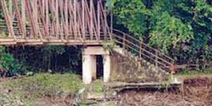 വലഞ്ചുഴി ദേവീക്ഷേത്രത്തിലേക്കുള്ള നടപ്പാലം അപകടാവസ്ഥയില് വലഞ്ചുഴി ദേവീക്ഷേത്രത്തിലേക്കുള്ള നടപ്പാലം അപകടാവസ്ഥയില്