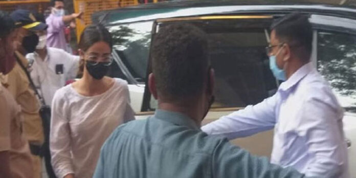ചോദ്യം ചെയ്യലിനായി നടി അനന്യ ഖാന് എന്സിബി ഓഫീസിലെത്തി ചോദ്യം ചെയ്യലിനായി നടി അനന്യ ഖാന് എന്സിബി ഓഫീസിലെത്തി