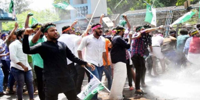 പ്ലസ് വണ് സീറ്റ് പ്രതിസന്ധി ; എം.എസ്.എഫ് കാസര്കോട് കളക്ടറേറ്റിലേക്ക് നടത്തിയ മാര്ച്ചില് സംഘര്ഷം പ്ലസ് വണ് സീറ്റ് പ്രതിസന്ധി ; എം.എസ്.എഫ് കാസര്കോട് കളക്ടറേറ്റിലേക്ക് നടത്തിയ മാര്ച്ചില് സംഘര്ഷം