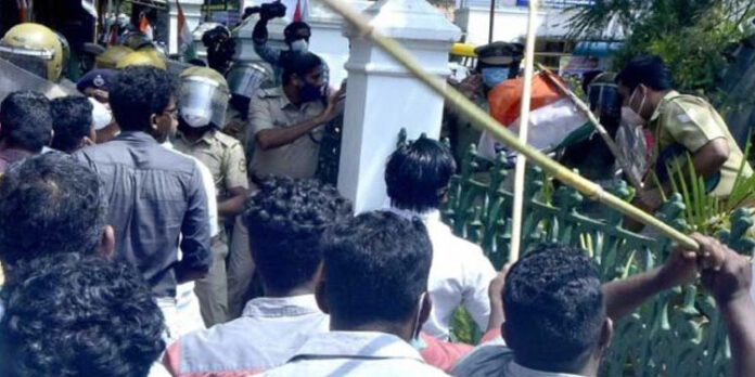 കോര്പറേഷനിലെ നികുതിവെട്ടിപ്പിനെതിരെ യൂത്ത് കോണ്ഗ്രസ് സംഘടിപ്പിച്ച മാര്ച്ചില് സംഘര്ഷം കോര്പറേഷനിലെ നികുതിവെട്ടിപ്പിനെതിരെ യൂത്ത് കോണ്ഗ്രസ് സംഘടിപ്പിച്ച മാര്ച്ചില് സംഘര്ഷം