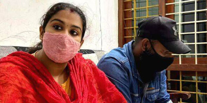 അനുപമ സെക്രട്ടറിയറ്റിനുമുന്നില് നിരാഹാരം നടത്തുന്നു ; തട്ടിയെടുത്ത കുഞ്ഞിന് തിരികെകിട്ടണമെന്നാശ്യം അനുപമ സെക്രട്ടറിയറ്റിനുമുന്നില് നിരാഹാരം നടത്തുന്നു ; തട്ടിയെടുത്ത കുഞ്ഞിന് തിരികെകിട്ടണമെന്നാശ്യം