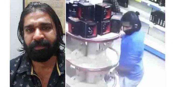 ബിവറേജസില് ഔട്ട്ലെറ്റില് നിന്നും മദ്യക്കുപ്പി മോഷ്ടിച്ച യുവാവ് പിടിയില് ബിവറേജസില് ഔട്ട്ലെറ്റില് നിന്നും മദ്യക്കുപ്പി മോഷ്ടിച്ച യുവാവ് പിടിയില്