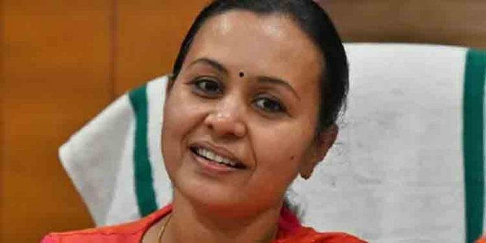 ക്യാമ്പുകളില് നിന്നും വീടുകളിലേക്ക് മടങ്ങുന്നവര് പ്രത്യേകം ശ്രദ്ധിക്കണം : ആരോഗ്യ വകുപ്പ് മന്ത്രി ക്യാമ്പുകളില് നിന്നും വീടുകളിലേക്ക് മടങ്ങുന്നവര് പ്രത്യേകം ശ്രദ്ധിക്കണം : ആരോഗ്യ വകുപ്പ് മന്ത്രി