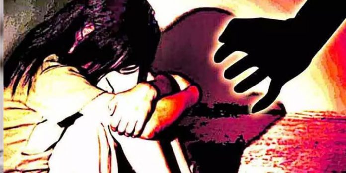 11വയസ്സുകാരിക്കു ക്രൂര പീഡനം ; ഒത്താശ ചെയ്ത മാതാവ് അറസ്റ്റില് – കാമുകന് ഒളിവില് 11വയസ്സുകാരിക്കു ക്രൂര പീഡനം ; ഒത്താശ ചെയ്ത മാതാവ് അറസ്റ്റില് – കാമുകന് ഒളിവില്