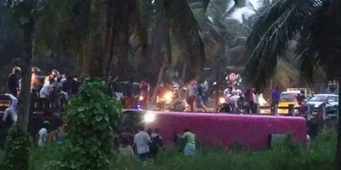 റെയില്വേ പാലത്തില് നിന്ന് ബസ് താഴേക്ക് മറിഞ്ഞ് അപകടം ; നിരവധി പേര്ക്ക് പരിക്ക് റെയില്വേ പാലത്തില് നിന്ന് ബസ് താഴേക്ക് മറിഞ്ഞ് അപകടം ; നിരവധി പേര്ക്ക് പരിക്ക്