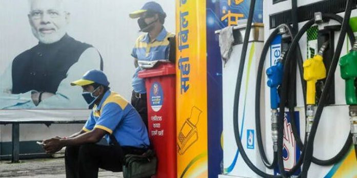 ഇന്ധനവില ഇന്നും കൂട്ടി ; തിരുവനന്തപുരത്ത് പെട്രോള് ലിറ്ററിന് 110.81 രൂപ ഇന്ധനവില ഇന്നും കൂട്ടി ; തിരുവനന്തപുരത്ത് പെട്രോള് ലിറ്ററിന് 110.81 രൂപ