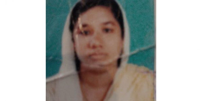 ബൈക്കിന്റെ ടയറില് പര്ദ്ദ ചുറ്റി ; വീട്ടമ്മയ്ക്ക് ദാരുണാന്ത്യം ബൈക്കിന്റെ ടയറില് പര്ദ്ദ ചുറ്റി ; വീട്ടമ്മയ്ക്ക് ദാരുണാന്ത്യം
