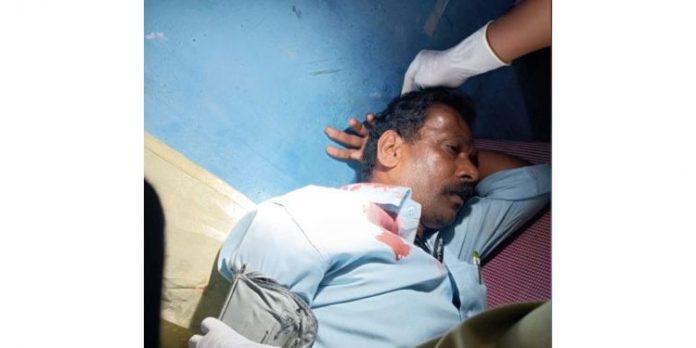 സമയത്തെ ചൊല്ലി തര്ക്കം : കെഎസ്ആര്ടിസി ഡ്രൈവറെ സ്വകാര്യ ബസ് ജീവനക്കാര് മര്ദിച്ചു സമയത്തെ ചൊല്ലി തര്ക്കം : കെഎസ്ആര്ടിസി ഡ്രൈവറെ സ്വകാര്യ ബസ് ജീവനക്കാര് മര്ദിച്ചു