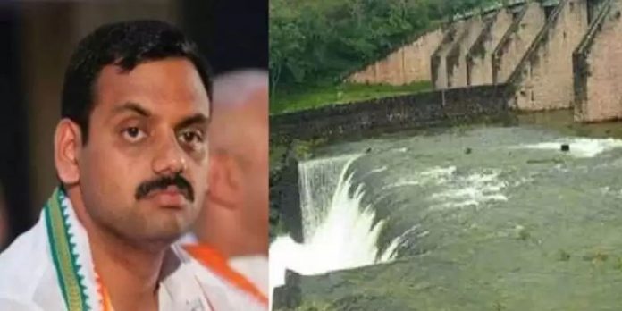 മുല്ലപ്പെരിയാര് ഡാമിന്റെ സ്പില്വേ ഷട്ടറുകള് തുറക്കുന്ന ചടങ്ങിലേക്ക് തന്നെ ക്ഷണിച്ചില്ലെന്ന് ഇടുക്കി എം.പി ഡീന് കുര്യാക്കോസ് മുല്ലപ്പെരിയാര് ഡാമിന്റെ സ്പില്വേ ഷട്ടറുകള് തുറക്കുന്ന ചടങ്ങിലേക്ക് തന്നെ ക്ഷണിച്ചില്ലെന്ന് ഇടുക്കി എം.പി ഡീന് കുര്യാക്കോസ്