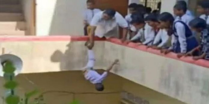 വിദ്യാര്ഥിയെ ടെറസിനുമുകളില് കൊണ്ടുപോയി തലകീഴായി പിടിച്ച് താഴേക്കിടുമെന്ന് ഭീഷണിപ്പെടുത്തിയ അധ്യാപകന് അറസ്റ്റില് വിദ്യാര്ഥിയെ ടെറസിനുമുകളില് കൊണ്ടുപോയി തലകീഴായി പിടിച്ച് താഴേക്കിടുമെന്ന് ഭീഷണിപ്പെടുത്തിയ അധ്യാപകന് അറസ്റ്റില്