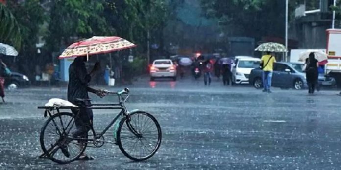 ബംഗാള് ഉള്ക്കടലിലെ ന്യൂനമര്ദ്ദം കേരളാ തീരത്തിന് സമീപത്ത് കൂടി ; മഴ കനക്കും – ആറ് ജില്ലകളില് ഓറഞ്ച് അലര്ട്ടാണ് ബംഗാള് ഉള്ക്കടലിലെ ന്യൂനമര്ദ്ദം കേരളാ തീരത്തിന് സമീപത്ത് കൂടി ; മഴ കനക്കും – ആറ് ജില്ലകളില് ഓറഞ്ച് അലര്ട്ടാണ്