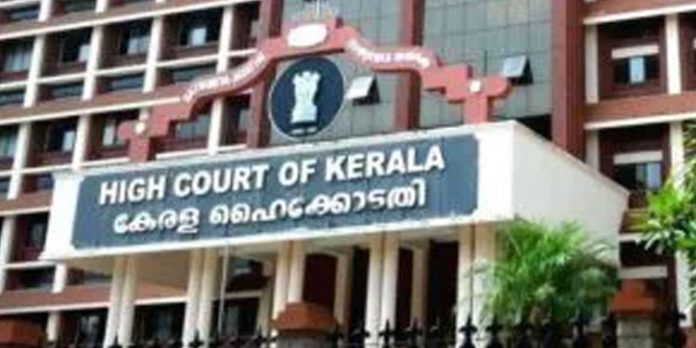 മോൺസൺ കേസിൽ പോലീസിനെതിരെ രൂക്ഷ വിമർശനവുമായി ഹൈക്കോടതി മോൺസൺ കേസിൽ പോലീസിനെതിരെ രൂക്ഷ വിമർശനവുമായി ഹൈക്കോടതി