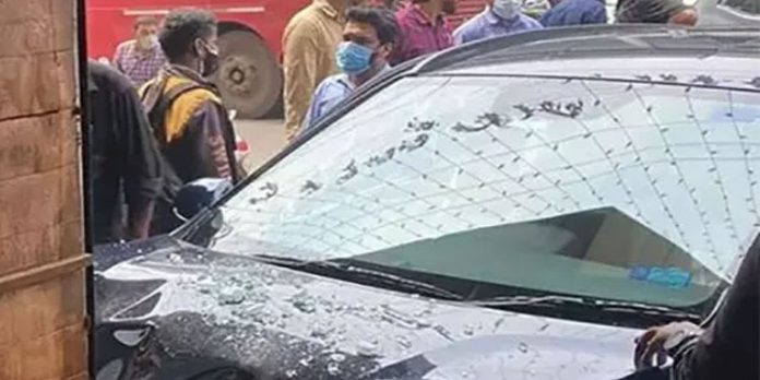 ഷോറൂമില് നിന്ന് പുതിയ കാര് പുറത്തേക്ക് ; നിയന്ത്രണം വിട്ട് കടയിലേക്ക് ഇടിച്ചു കയറി ഷോറൂമില് നിന്ന് പുതിയ കാര് പുറത്തേക്ക് ; നിയന്ത്രണം വിട്ട് കടയിലേക്ക് ഇടിച്ചു കയറി
