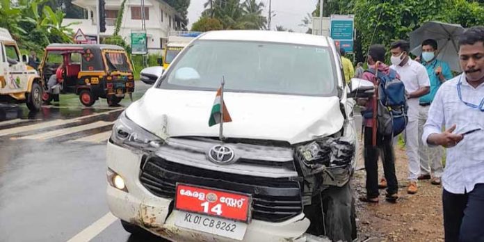 മന്ത്രി ജെ ചിഞ്ചുറാണിയുടെ കാര് അപകടത്തില്പ്പെട്ടു മന്ത്രി ജെ ചിഞ്ചുറാണിയുടെ കാര് അപകടത്തില്പ്പെട്ടു