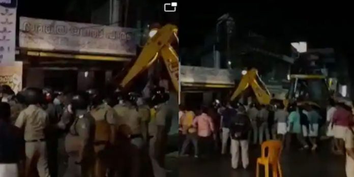 വട്ടിയൂര്ക്കാവില് ബി ജെ പി നിയോജക മണ്ഡലം കമ്മിറ്റി ഓഫീസ് പോലീസ് പൊളിച്ചു നീക്കി വട്ടിയൂര്ക്കാവില് ബി ജെ പി നിയോജക മണ്ഡലം കമ്മിറ്റി ഓഫീസ് പോലീസ് പൊളിച്ചു നീക്കി