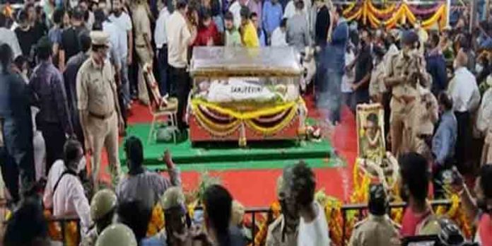 അന്തരിച്ച കന്നഡ സൂപ്പര് താരം പുനീത് രാജ്കുമാറിന്റെ സംസ്കാരം നാളെ അന്തരിച്ച കന്നഡ സൂപ്പര് താരം പുനീത് രാജ്കുമാറിന്റെ സംസ്കാരം നാളെ