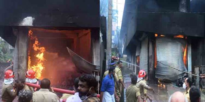 കോന്നിയില് പെയിന്റ് ഗോഡൗണിന് തീപിടിച്ചു – വന് നാശനഷ്ടം ; സംഭവത്തില് ദുരൂഹതയെന്ന് വ്യാപാരി വ്യവസായി ഏകോപന സമിതി കോന്നിയില് പെയിന്റ് ഗോഡൗണിന് തീപിടിച്ചു – വന് നാശനഷ്ടം ; സംഭവത്തില് ദുരൂഹതയെന്ന് വ്യാപാരി വ്യവസായി ഏകോപന സമിതി