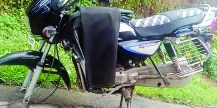 വെള്ളത്തെ പേടിച്ച് റോഡില് വെച്ച ബൈക്കിന്റെ ബാറ്ററിയും വീലും കള്ളന്മാര് കൊണ്ടു പോയി വെള്ളത്തെ പേടിച്ച് റോഡില് വെച്ച ബൈക്കിന്റെ ബാറ്ററിയും വീലും കള്ളന്മാര് കൊണ്ടു പോയി