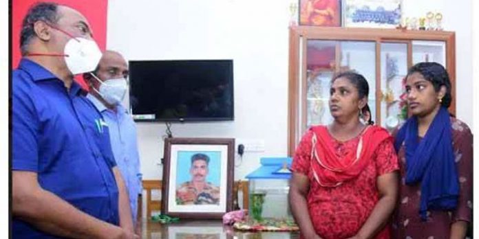 കാശ്മീരില് കൊല്ലപ്പെട്ട ജവാന്റെ കുടുംബ ബാധ്യതകള് സര്ക്കാര് ഏറ്റെടുക്കും : ധനമന്ത്രി കാശ്മീരില് കൊല്ലപ്പെട്ട ജവാന്റെ കുടുംബ ബാധ്യതകള് സര്ക്കാര് ഏറ്റെടുക്കും : ധനമന്ത്രി