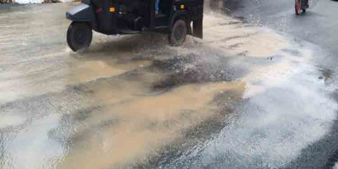 റാന്നിയില് ടാറിംങ്ങിനു പിന്നാലെ വീണ്ടും കുടിവെള്ള പൈപ്പ് പൊട്ടി റാന്നിയില് ടാറിംങ്ങിനു പിന്നാലെ വീണ്ടും കുടിവെള്ള പൈപ്പ് പൊട്ടി