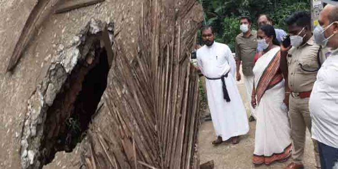റോഡില് കോണ്ക്രീറ്റ് തകര്ന്ന് വലിയ ഗര്ത്തം രൂപപ്പെട്ടു റോഡില് കോണ്ക്രീറ്റ് തകര്ന്ന് വലിയ ഗര്ത്തം രൂപപ്പെട്ടു