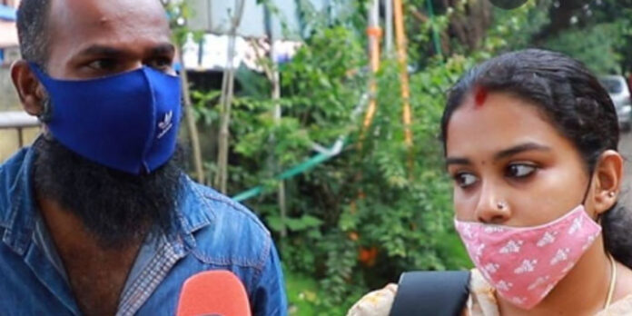 കുഞ്ഞിനെ വേണം ; അനുപമ സെക്രട്ടറിയേറ്റിന് മുന്നിൽ നിരാഹാരസമരം തുടങ്ങി കുഞ്ഞിനെ വേണം ; അനുപമ സെക്രട്ടറിയേറ്റിന് മുന്നിൽ നിരാഹാരസമരം തുടങ്ങി