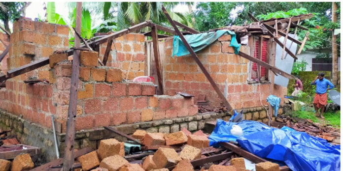 കനത്തമഴയിൽ വീട് തകർന്നു കനത്തമഴയിൽ വീട് തകർന്നു
