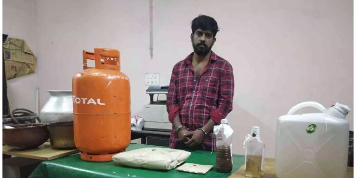 കോഡ് ഭാഷയിൽ ലഹരി വിൽപന ; വാഹന പരിശോധനക്കിടെ യുവാവ് പിടിയിൽ കോഡ് ഭാഷയിൽ ലഹരി വിൽപന ; വാഹന പരിശോധനക്കിടെ യുവാവ് പിടിയിൽ