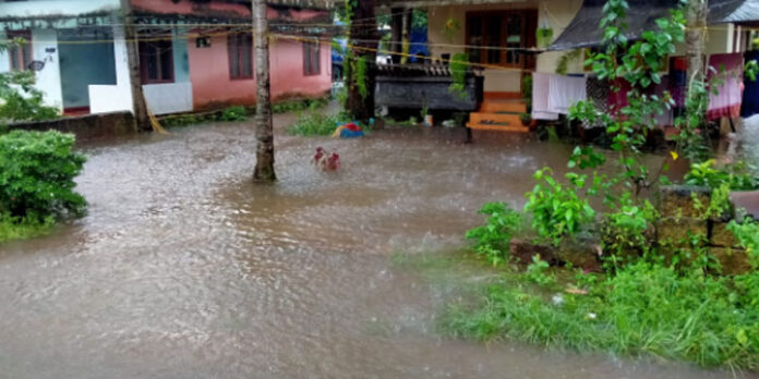 സംസ്ഥാനത്ത് വെള്ളിയാഴ്ചവരെ മഴ തുടരുമെന്ന് കേന്ദ്രകാലാവസ്ഥ വകുപ്പ് ; 13 ജില്ലകളിൽ ജാഗ്രതാ നിര്ദേശം സംസ്ഥാനത്ത് വെള്ളിയാഴ്ചവരെ മഴ തുടരുമെന്ന് കേന്ദ്രകാലാവസ്ഥ വകുപ്പ് ; 13 ജില്ലകളിൽ ജാഗ്രതാ നിര്ദേശം