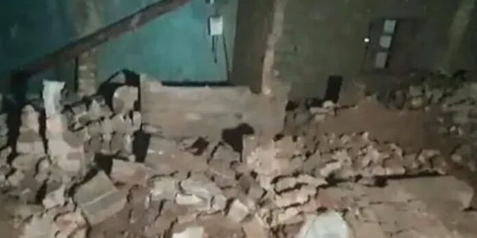കര്ണാടകയിലെ ബെലഗാവിയില് കനത്ത മഴ : വീട് തകര്ന്ന് ഏഴുമരണം കര്ണാടകയിലെ ബെലഗാവിയില് കനത്ത മഴ : വീട് തകര്ന്ന് ഏഴുമരണം