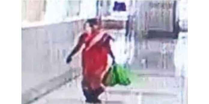 പ്രസവിച്ച യുവതിയ്ക്ക് കൂട്ടിരിക്കാമെന്ന വ്യാജേന വീട്ടിലെത്തിയ സ്ത്രീ 4 ദിവസം പ്രായമുള്ള കുഞ്ഞിനെ സഞ്ചിയിലിട്ട് കടന്നു കളഞ്ഞു പ്രസവിച്ച യുവതിയ്ക്ക് കൂട്ടിരിക്കാമെന്ന വ്യാജേന വീട്ടിലെത്തിയ സ്ത്രീ 4 ദിവസം പ്രായമുള്ള കുഞ്ഞിനെ സഞ്ചിയിലിട്ട് കടന്നു കളഞ്ഞു