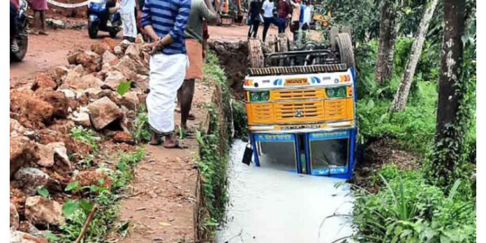 മില്മയുടെ ടാങ്കര് ലോറി താഴ്ചയിലേക്കു മറിഞ്ഞു ; 8,000 ലിറ്റര് പാല് ഒഴുകിപ്പോയി മില്മയുടെ ടാങ്കര് ലോറി താഴ്ചയിലേക്കു മറിഞ്ഞു ; 8,000 ലിറ്റര് പാല് ഒഴുകിപ്പോയി