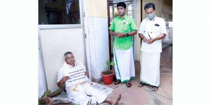 ചെങ്ങന്നൂര് നഗരസഭാ സെക്രട്ടറിയ്ക്കെതിരെ സ്വതന്ത്ര കൗണ്സിലര് അനശ്ചിതകാല ഉപവാസ സമരം തുടങ്ങി ചെങ്ങന്നൂര് നഗരസഭാ സെക്രട്ടറിയ്ക്കെതിരെ സ്വതന്ത്ര കൗണ്സിലര് അനശ്ചിതകാല ഉപവാസ സമരം തുടങ്ങി