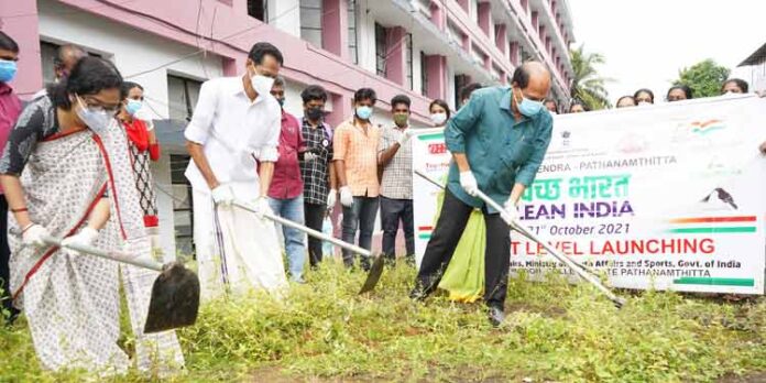 ഗാന്ധി ജയന്തി ; കളക്ടറേറ്റും ജില്ലാ പഞ്ചായത്ത് പരിസരവും ശുചീകരിച്ചു ഗാന്ധി ജയന്തി ; കളക്ടറേറ്റും ജില്ലാ പഞ്ചായത്ത് പരിസരവും ശുചീകരിച്ചു