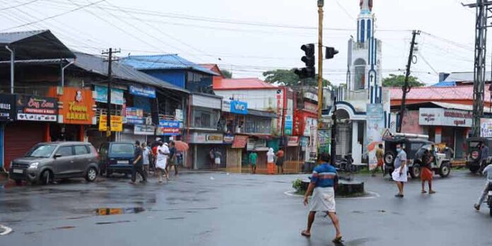മല്ലപ്പള്ളി ടൗണിലെ ദൃശ്യങ്ങള് : ദുരിതബാധിത പ്രദേശങ്ങളില് എം.എല്.എയും ജില്ലാ കളക്ടറും സന്ദര്ശിച്ചു മല്ലപ്പള്ളി ടൗണിലെ ദൃശ്യങ്ങള് : ദുരിതബാധിത പ്രദേശങ്ങളില് എം.എല്.എയും ജില്ലാ കളക്ടറും സന്ദര്ശിച്ചു