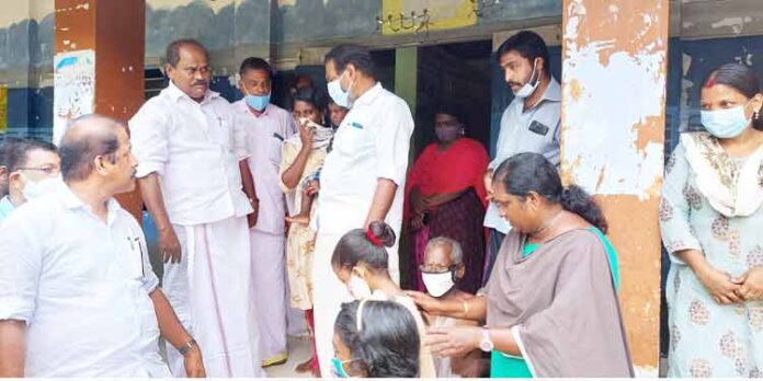 പത്തനംതിട്ട ജില്ലയിലെ പ്രളയബാധിത പ്രദേശങ്ങള് ഡി.സി.സി പ്രസിഡന്റിന്റെ നേതൃത്വത്തില് സന്ദര്ശിച്ചു പത്തനംതിട്ട ജില്ലയിലെ പ്രളയബാധിത പ്രദേശങ്ങള് ഡി.സി.സി പ്രസിഡന്റിന്റെ നേതൃത്വത്തില് സന്ദര്ശിച്ചു